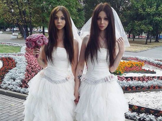 Эти две невесты выглядят восхитительно! А что, если мы скажем тебе, что одна из них — жених?