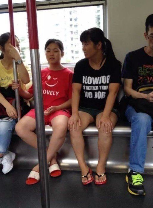 Китаяночка с гордостью носила футболку, не подозревая о том, что на ней написано. Подборка из смешных надписей на футболках!