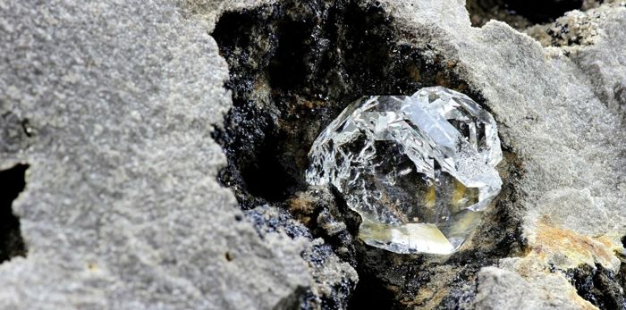 Ученые обнаружили в земной коре квадриллион тонн алмазов. Извлечь их не удастся