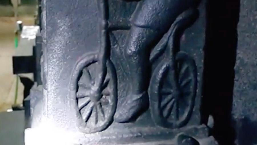 На стене древнего храма в Индии найден барельеф с велосипедом